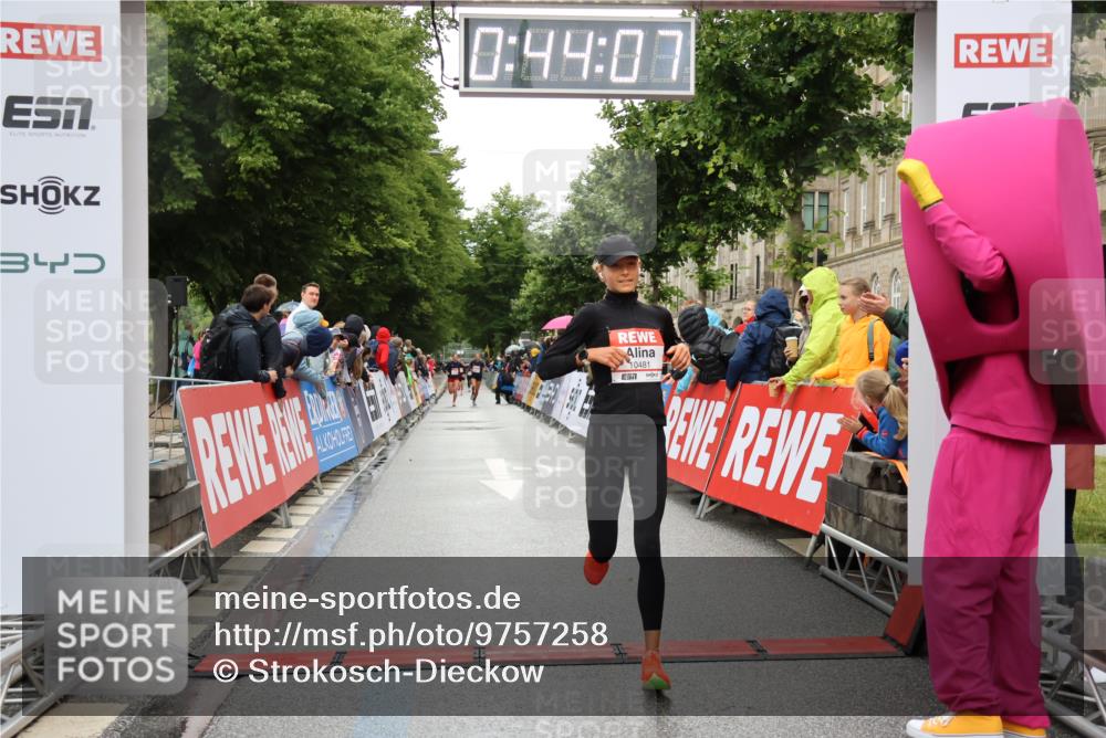 14.06.2026 - REWE Women's Run Strokosch-Dieckow http://msf.ph/oto/9757258 14.06.2026 09:44:29 Ziel 10245, 10481, 11447 meine-sportfotos.de