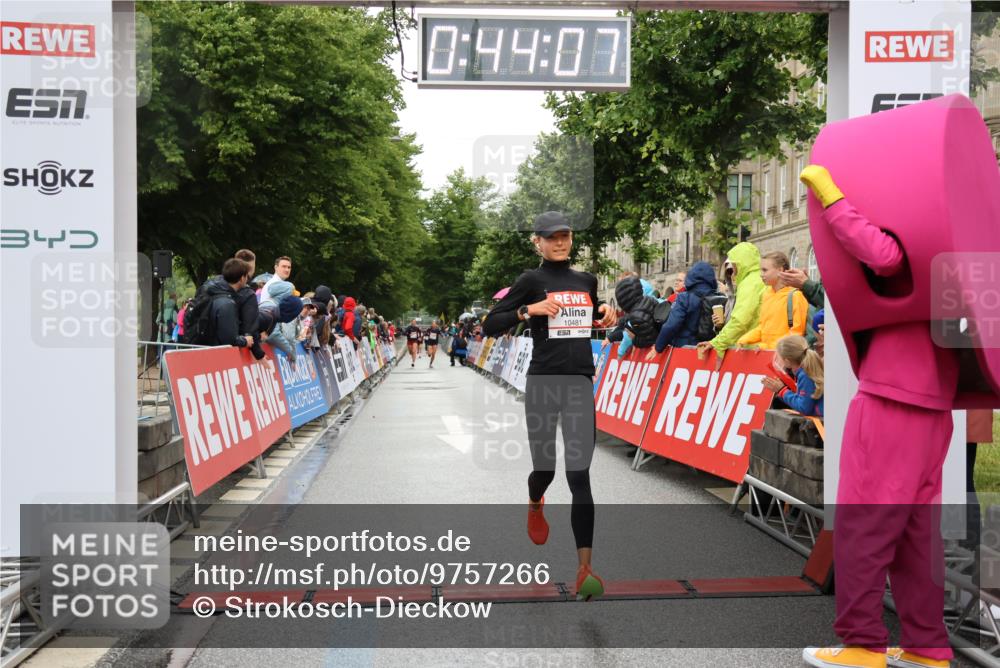 14.06.2026 - REWE Women's Run Strokosch-Dieckow http://msf.ph/oto/9757266 14.06.2026 09:44:29 Ziel 10245, 10481, 11447 meine-sportfotos.de