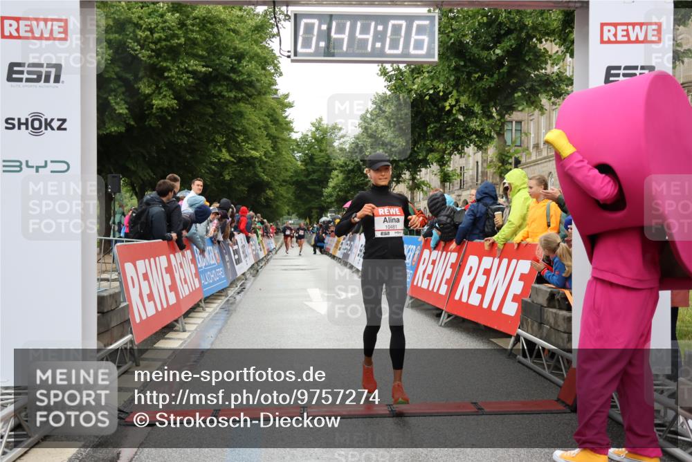 14.06.2026 - REWE Women's Run Strokosch-Dieckow http://msf.ph/oto/9757274 14.06.2026 09:44:29 Ziel 10245, 10481, 11447 meine-sportfotos.de