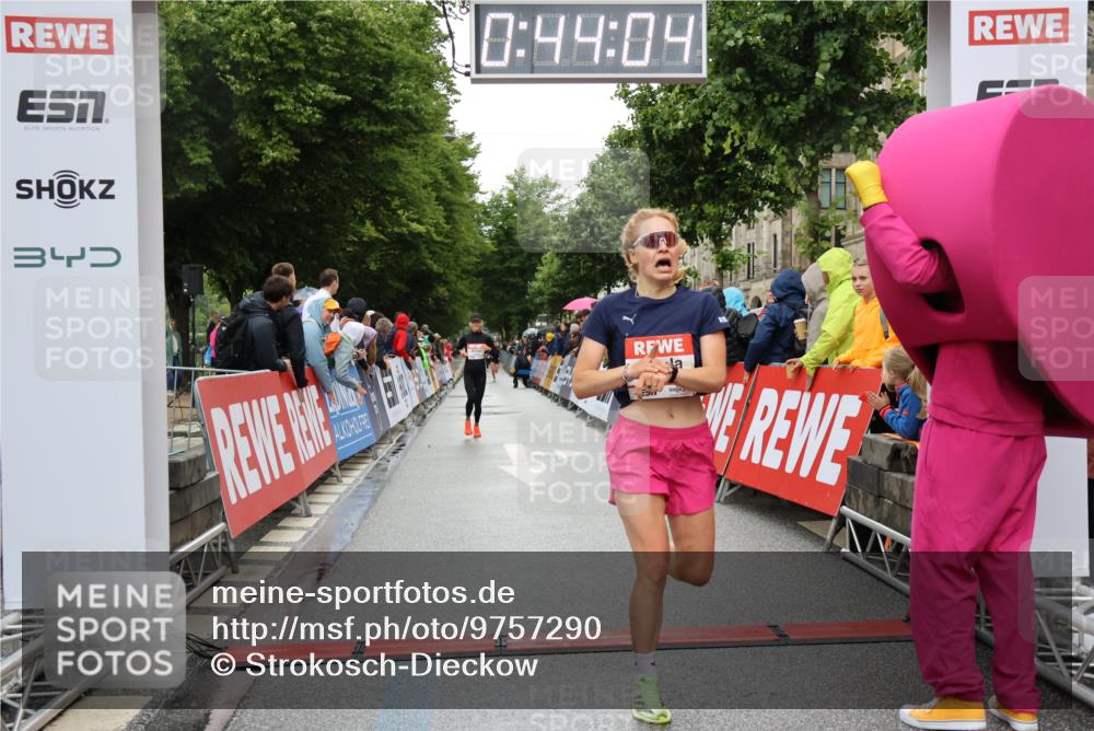 14.06.2026 - REWE Women's Run Strokosch-Dieckow http://msf.ph/oto/9757290 14.06.2026 09:44:26 Ziel 10245, 10481, 11447 meine-sportfotos.de