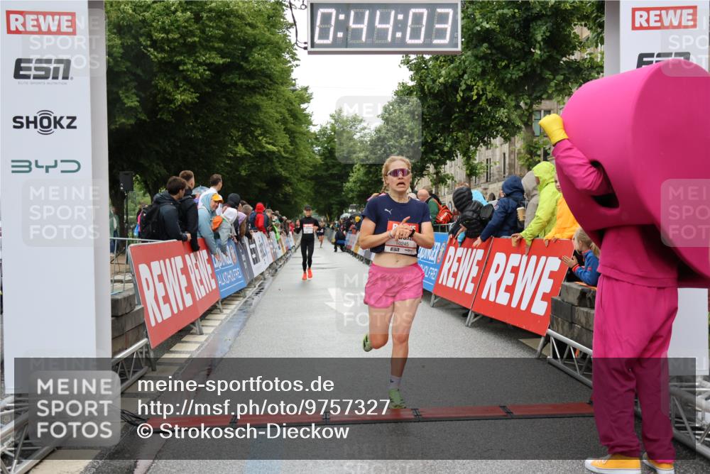 14.06.2026 - REWE Women's Run Strokosch-Dieckow http://msf.ph/oto/9757327 14.06.2026 09:44:26 Ziel 10245, 10481, 11447 meine-sportfotos.de
