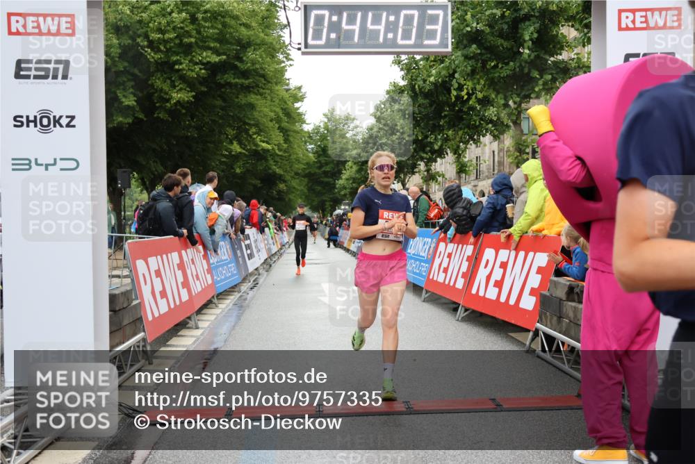 14.06.2026 - REWE Women's Run Strokosch-Dieckow http://msf.ph/oto/9757335 14.06.2026 09:44:26 Ziel 10245, 10481, 11447 meine-sportfotos.de