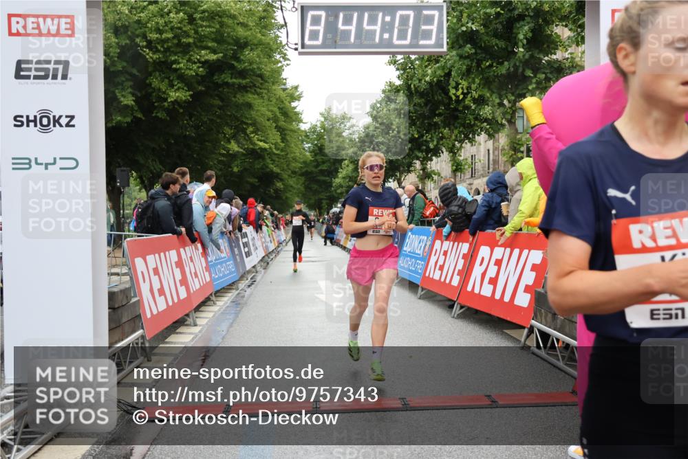 14.06.2026 - REWE Women's Run Strokosch-Dieckow http://msf.ph/oto/9757343 14.06.2026 09:44:26 Ziel 10245, 10481, 11447 meine-sportfotos.de