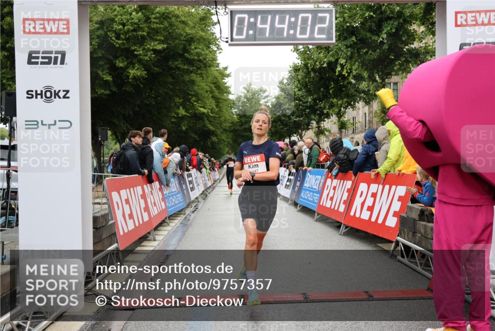 14.06.2026 - REWE Women's Run Strokosch-Dieckow http://msf.ph/oto/9757357 14.06.2026 09:44:25 Ziel 10245, 10481, 11447 meine-sportfotos.de