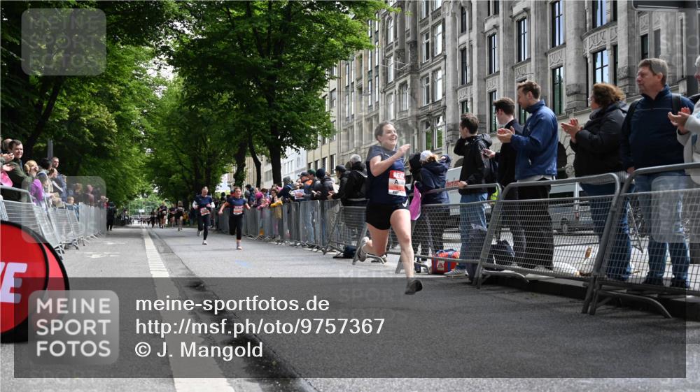14.06.2026 - REWE Women's Run J. Mangold http://msf.ph/oto/9757367 14.06.2026 10:55:55 Ziel 5277, 5451, 5790, 5868 meine-sportfotos.de