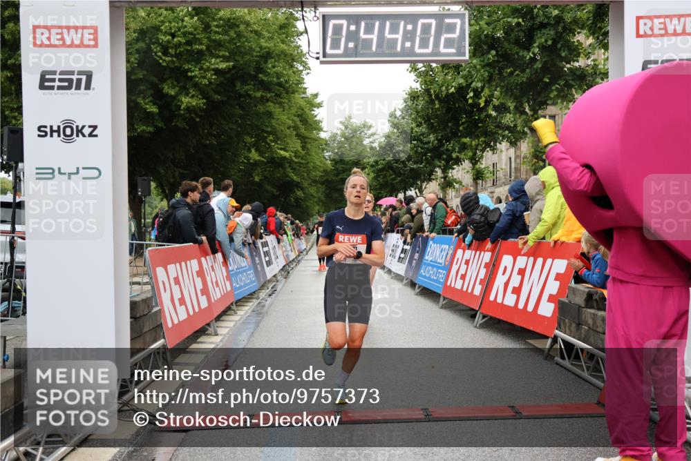14.06.2026 - REWE Women's Run Strokosch-Dieckow http://msf.ph/oto/9757373 14.06.2026 09:44:24 Ziel 10245, 11447 meine-sportfotos.de