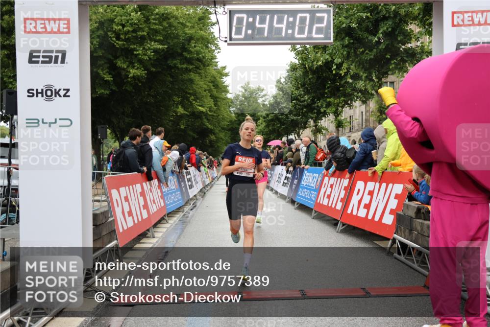 14.06.2026 - REWE Women's Run Strokosch-Dieckow http://msf.ph/oto/9757389 14.06.2026 09:44:24 Ziel 10245, 11447 meine-sportfotos.de