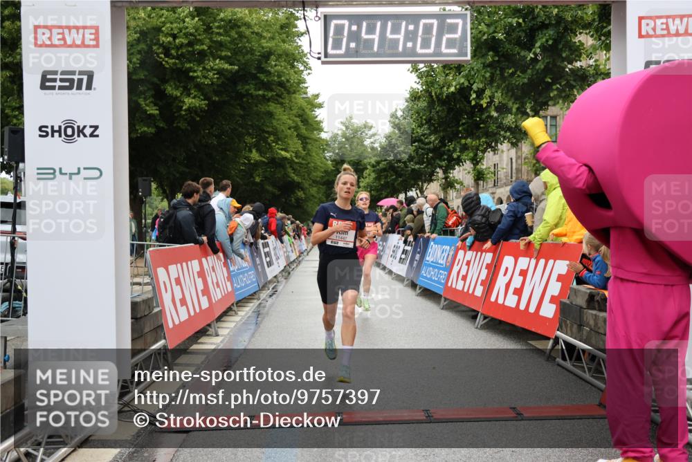 14.06.2026 - REWE Women's Run Strokosch-Dieckow http://msf.ph/oto/9757397 14.06.2026 09:44:24 Ziel 10245, 11447 meine-sportfotos.de