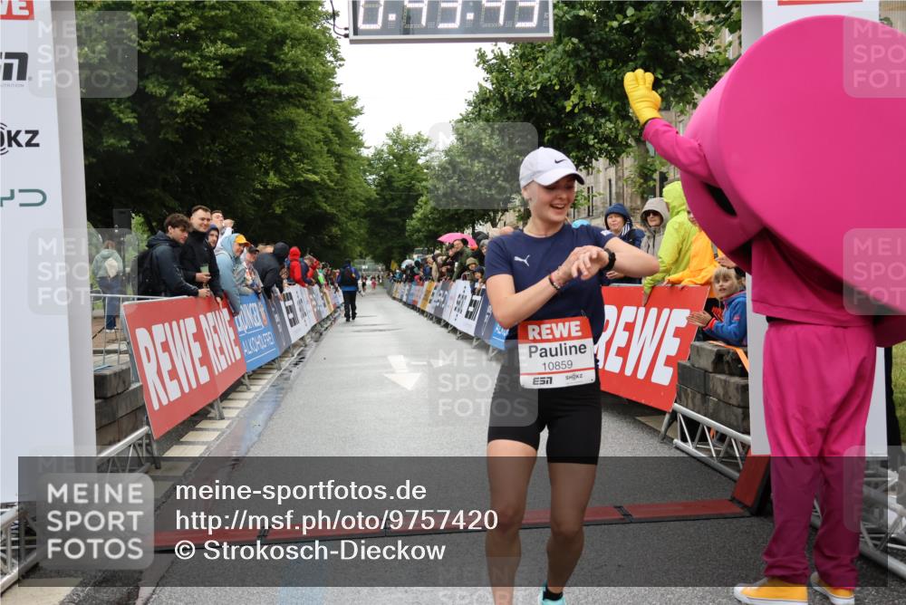 14.06.2026 - REWE Women's Run Strokosch-Dieckow http://msf.ph/oto/9757420 14.06.2026 09:44:05 Ziel 10859, 11296 meine-sportfotos.de