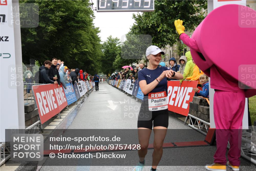 14.06.2026 - REWE Women's Run Strokosch-Dieckow http://msf.ph/oto/9757428 14.06.2026 09:44:05 Ziel 10859, 11296 meine-sportfotos.de