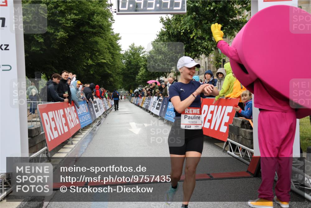 14.06.2026 - REWE Women's Run Strokosch-Dieckow http://msf.ph/oto/9757435 14.06.2026 09:44:05 Ziel 10859, 11296 meine-sportfotos.de