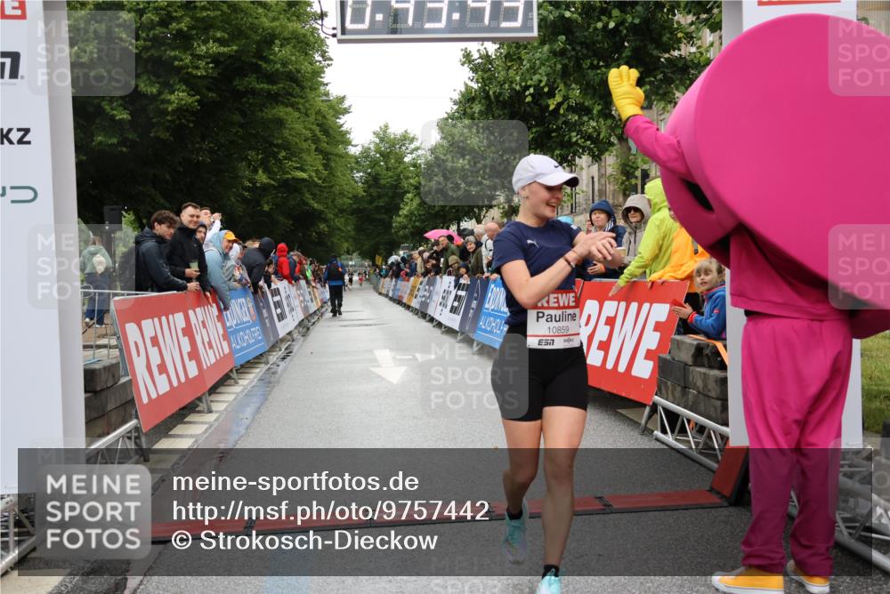 14.06.2026 - REWE Women's Run Strokosch-Dieckow http://msf.ph/oto/9757442 14.06.2026 09:44:05 Ziel 10859, 11296 meine-sportfotos.de