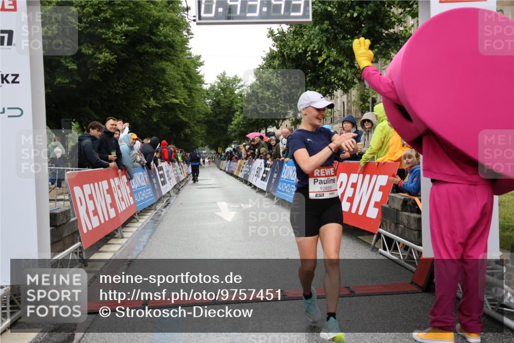 14.06.2026 - REWE Women's Run Strokosch-Dieckow http://msf.ph/oto/9757451 14.06.2026 09:44:05 Ziel 10859, 11296 meine-sportfotos.de