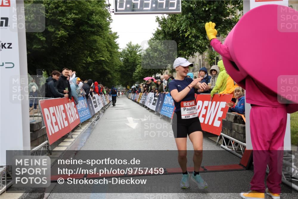 14.06.2026 - REWE Women's Run Strokosch-Dieckow http://msf.ph/oto/9757459 14.06.2026 09:44:05 Ziel 10859, 11296 meine-sportfotos.de