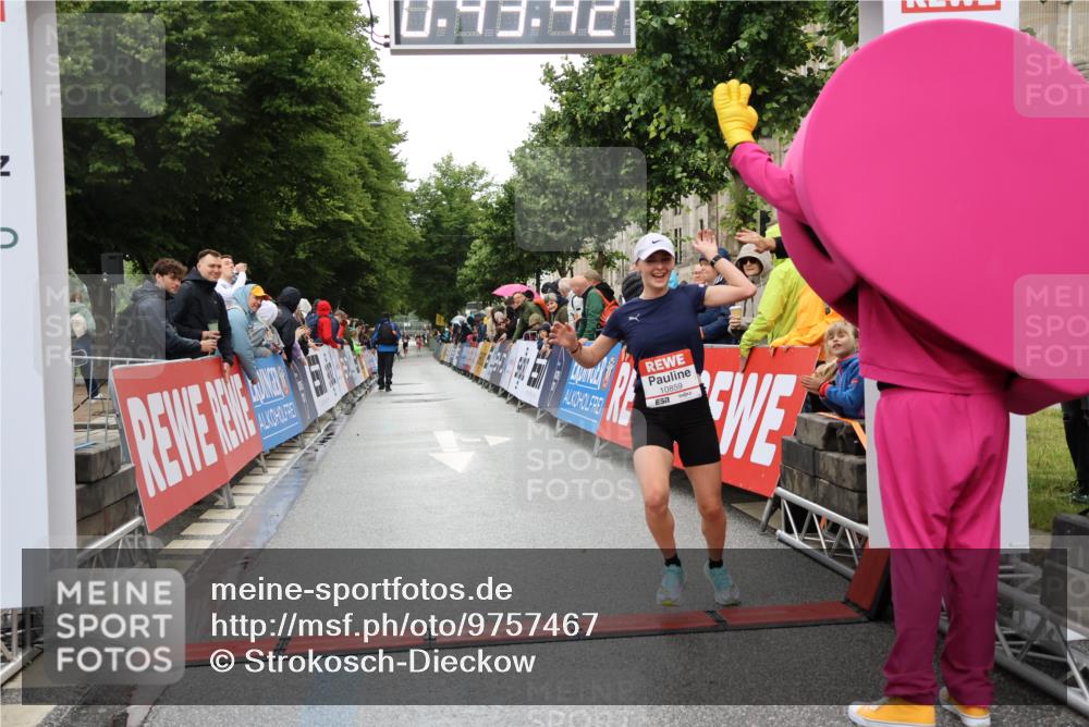 14.06.2026 - REWE Women's Run Strokosch-Dieckow http://msf.ph/oto/9757467 14.06.2026 09:44:05 Ziel 10859, 11296 meine-sportfotos.de