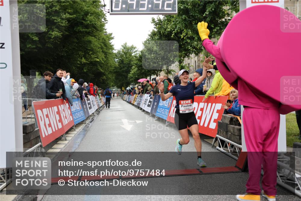 14.06.2026 - REWE Women's Run Strokosch-Dieckow http://msf.ph/oto/9757484 14.06.2026 09:44:05 Ziel 10859, 11296 meine-sportfotos.de