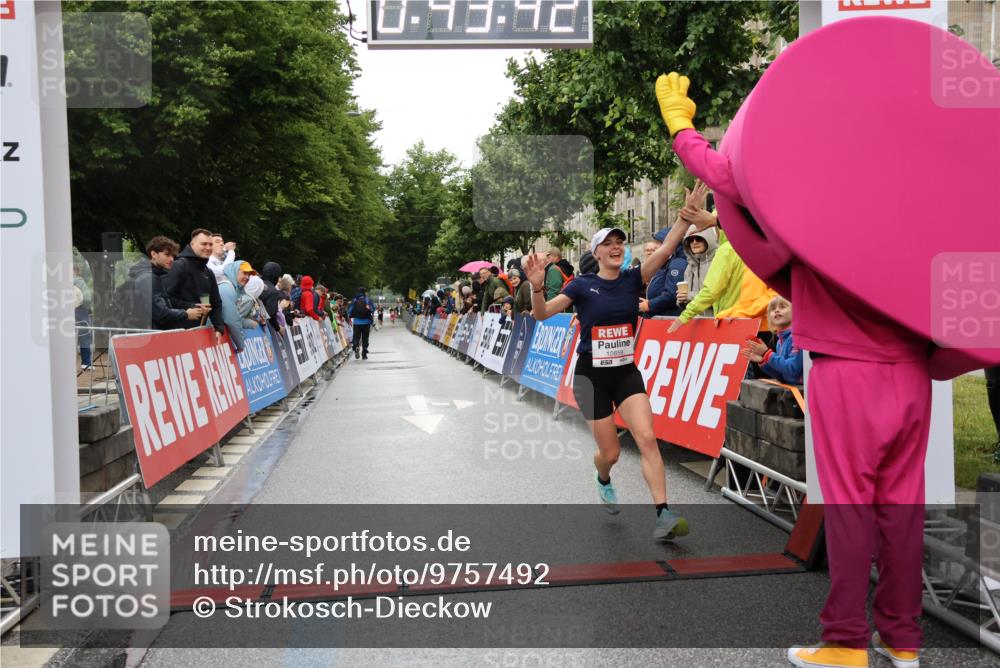 14.06.2026 - REWE Women's Run Strokosch-Dieckow http://msf.ph/oto/9757492 14.06.2026 09:44:05 Ziel 10859, 11296 meine-sportfotos.de