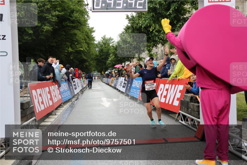 14.06.2026 - REWE Women's Run Strokosch-Dieckow http://msf.ph/oto/9757501 14.06.2026 09:44:04 Ziel 10859, 11296 meine-sportfotos.de