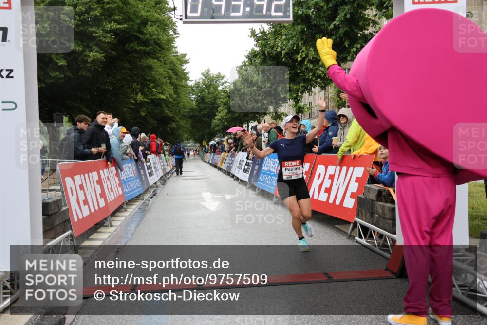 14.06.2026 - REWE Women's Run Strokosch-Dieckow http://msf.ph/oto/9757509 14.06.2026 09:44:04 Ziel 10859, 11296 meine-sportfotos.de