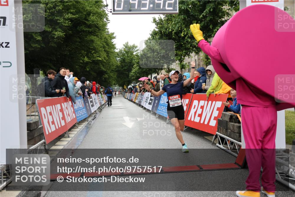 14.06.2026 - REWE Women's Run Strokosch-Dieckow http://msf.ph/oto/9757517 14.06.2026 09:44:04 Ziel 10859, 11296 meine-sportfotos.de