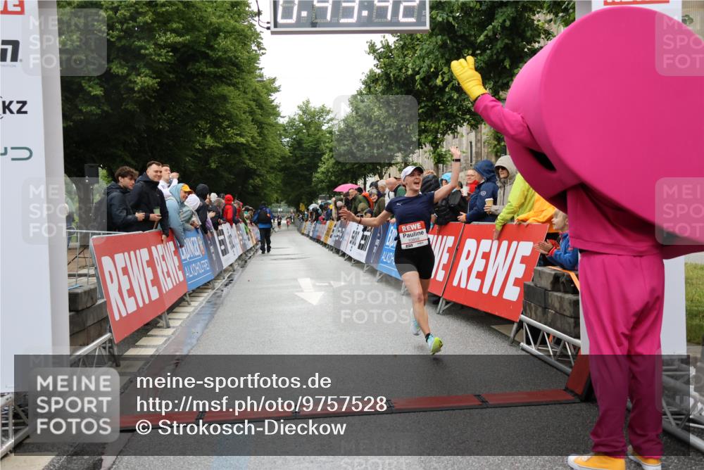 14.06.2026 - REWE Women's Run Strokosch-Dieckow http://msf.ph/oto/9757528 14.06.2026 09:44:04 Ziel 10859, 11296 meine-sportfotos.de