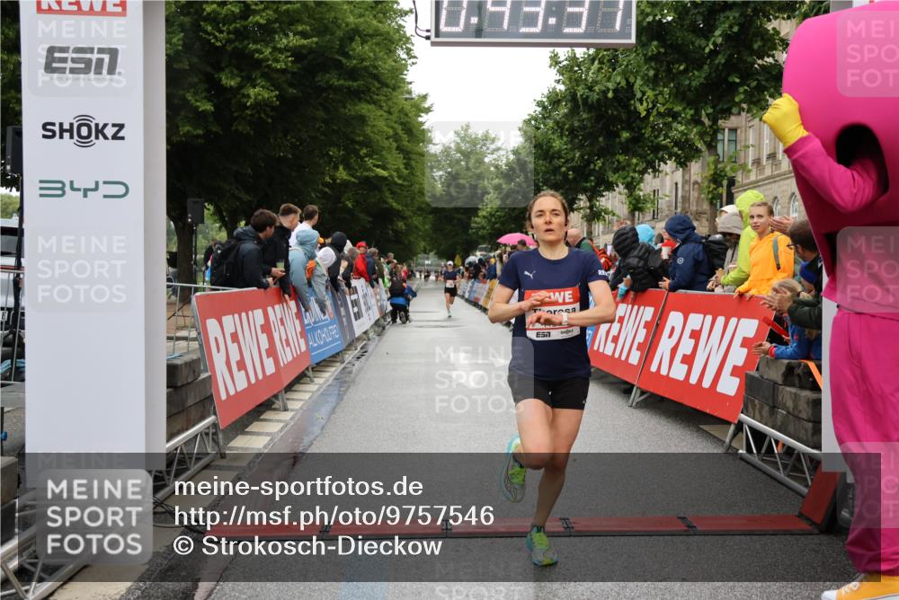 14.06.2026 - REWE Women's Run Strokosch-Dieckow http://msf.ph/oto/9757546 14.06.2026 09:43:59 Ziel 11296 meine-sportfotos.de