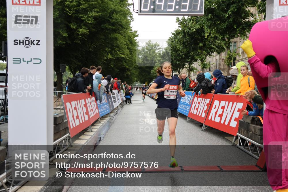 14.06.2026 - REWE Women's Run Strokosch-Dieckow http://msf.ph/oto/9757576 14.06.2026 09:43:59 Ziel 11296 meine-sportfotos.de