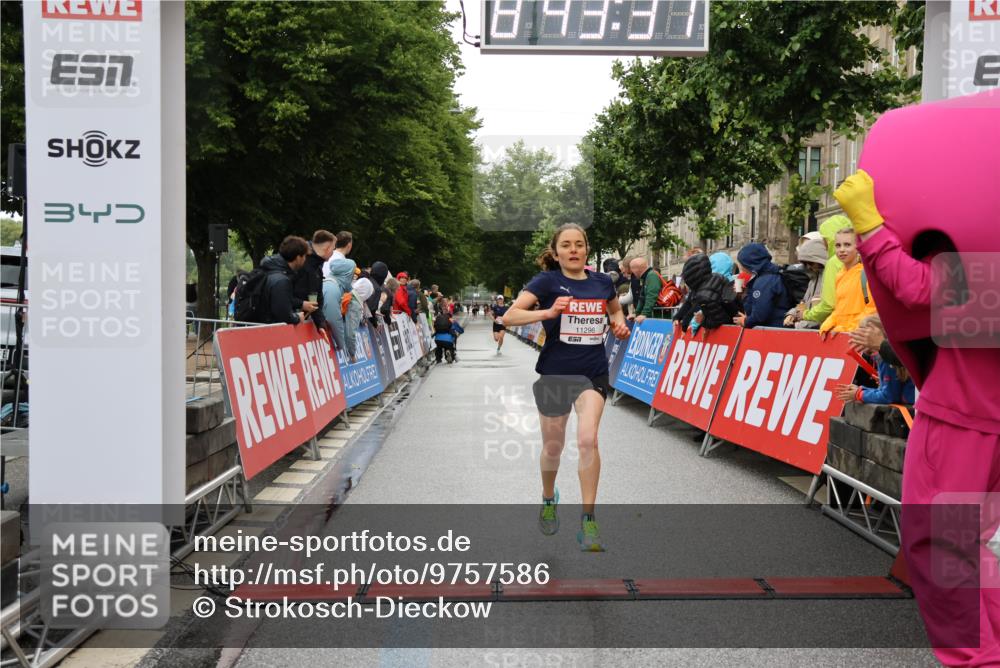 14.06.2026 - REWE Women's Run Strokosch-Dieckow http://msf.ph/oto/9757586 14.06.2026 09:43:59 Ziel 11296 meine-sportfotos.de