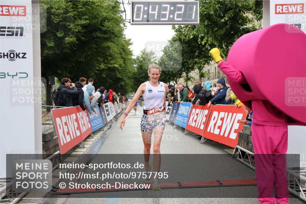 14.06.2026 - REWE Women's Run Strokosch-Dieckow http://msf.ph/oto/9757795 14.06.2026 09:43:44 Ziel 10402, 11508 meine-sportfotos.de