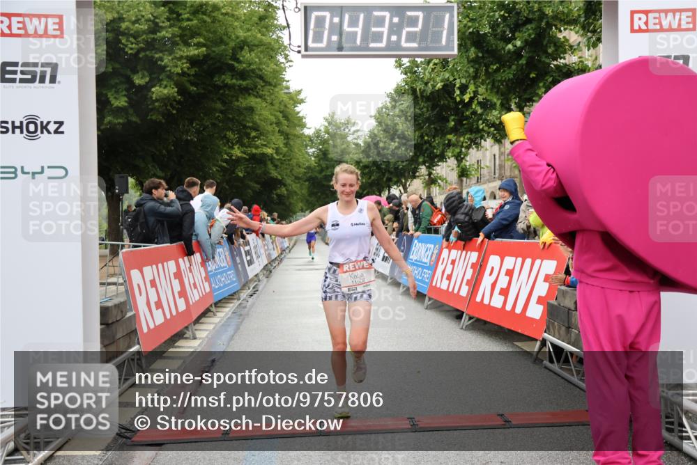 14.06.2026 - REWE Women's Run Strokosch-Dieckow http://msf.ph/oto/9757806 14.06.2026 09:43:43 Ziel 10402, 11508 meine-sportfotos.de