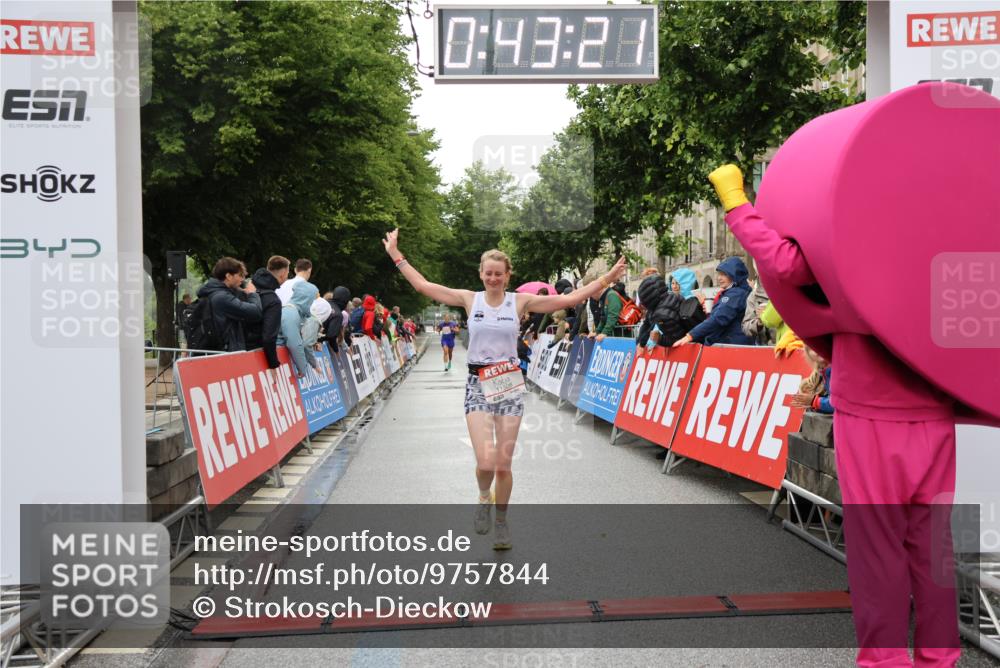 14.06.2026 - REWE Women's Run Strokosch-Dieckow http://msf.ph/oto/9757844 14.06.2026 09:43:43 Ziel 10402, 11508 meine-sportfotos.de