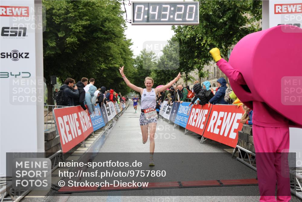 14.06.2026 - REWE Women's Run Strokosch-Dieckow http://msf.ph/oto/9757860 14.06.2026 09:43:43 Ziel 10402, 11508 meine-sportfotos.de