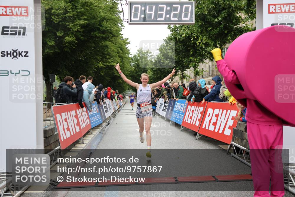 14.06.2026 - REWE Women's Run Strokosch-Dieckow http://msf.ph/oto/9757867 14.06.2026 09:43:43 Ziel 10402, 11508 meine-sportfotos.de