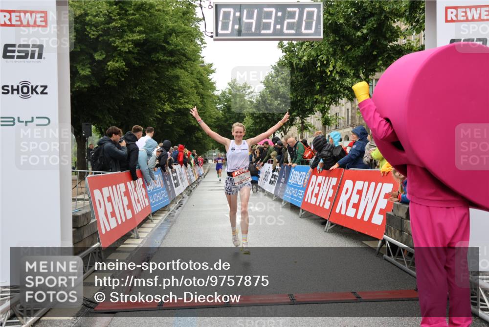 14.06.2026 - REWE Women's Run Strokosch-Dieckow http://msf.ph/oto/9757875 14.06.2026 09:43:43 Ziel 10402, 11508 meine-sportfotos.de