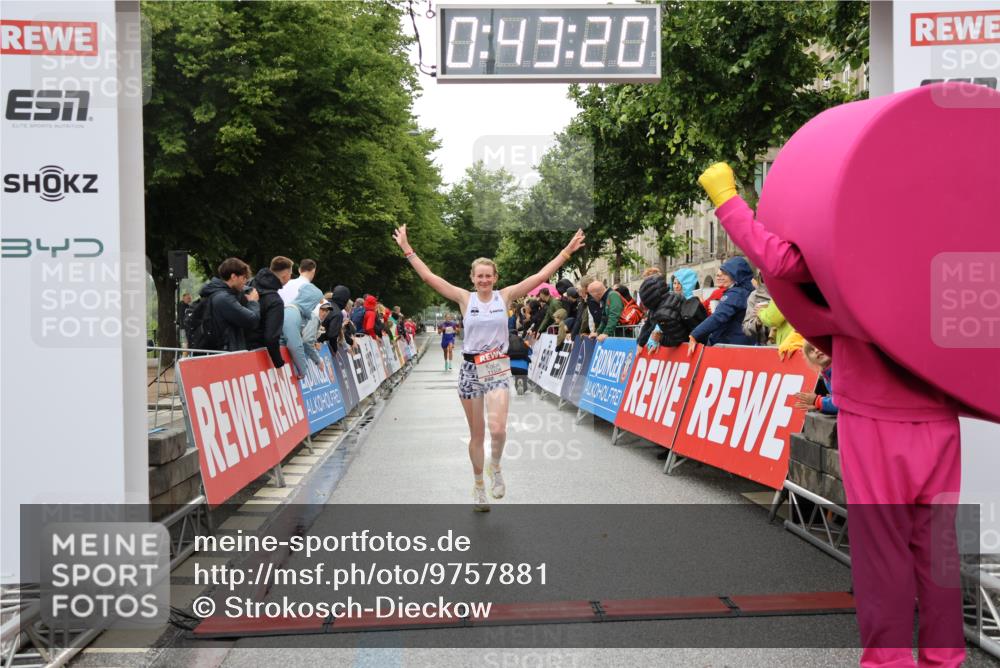 14.06.2026 - REWE Women's Run Strokosch-Dieckow http://msf.ph/oto/9757881 14.06.2026 09:43:43 Ziel 10402, 11508 meine-sportfotos.de
