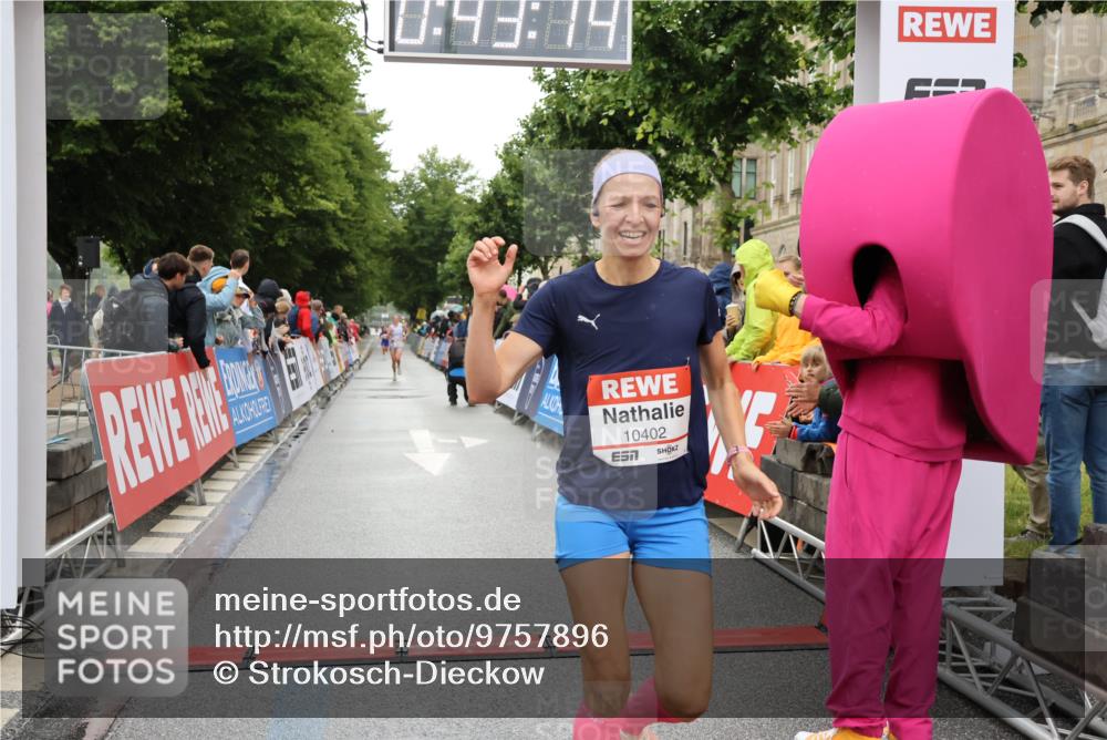 14.06.2026 - REWE Women's Run Strokosch-Dieckow http://msf.ph/oto/9757896 14.06.2026 09:43:36 Ziel 10402 meine-sportfotos.de