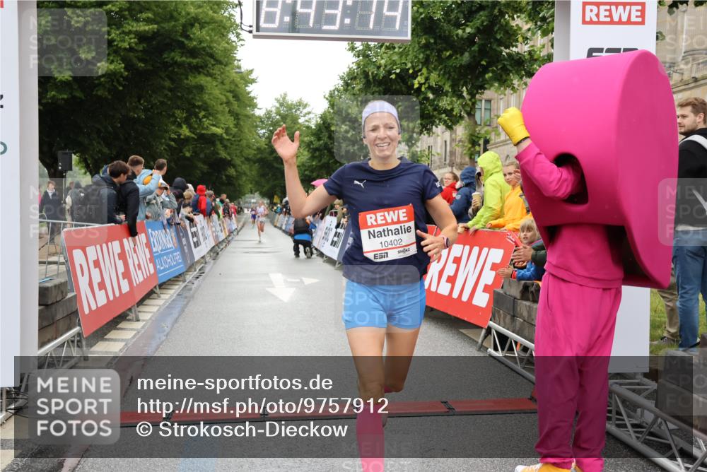 14.06.2026 - REWE Women's Run Strokosch-Dieckow http://msf.ph/oto/9757912 14.06.2026 09:43:36 Ziel 10402 meine-sportfotos.de