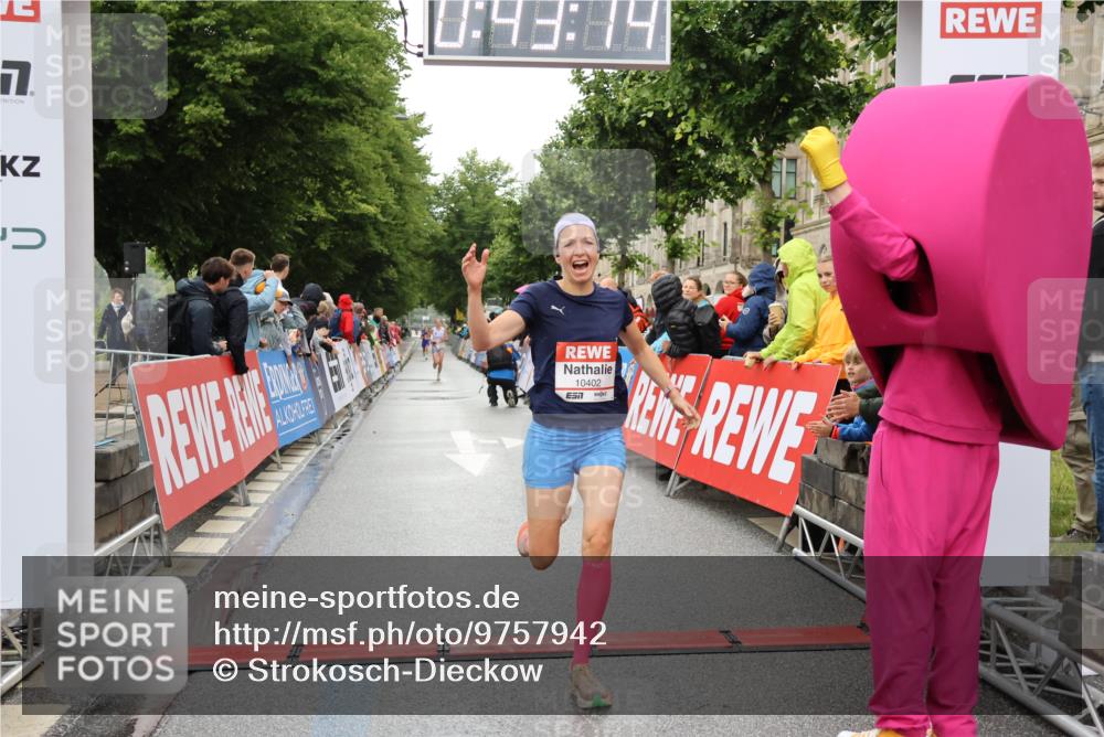 14.06.2026 - REWE Women's Run Strokosch-Dieckow http://msf.ph/oto/9757942 14.06.2026 09:43:36 Ziel 10402 meine-sportfotos.de
