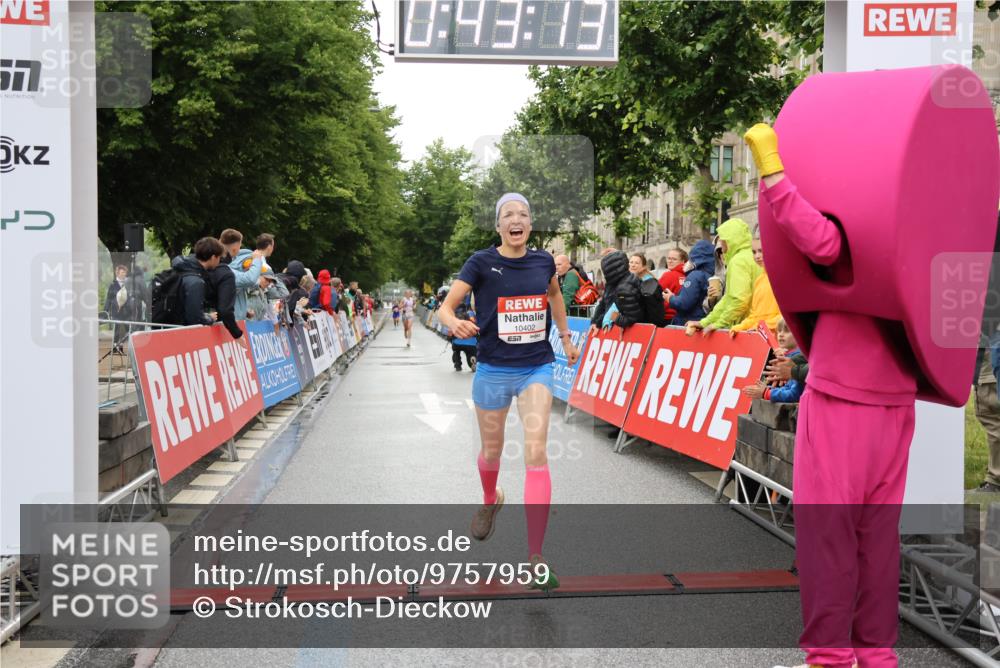 14.06.2026 - REWE Women's Run Strokosch-Dieckow http://msf.ph/oto/9757959 14.06.2026 09:43:36 Ziel 10402 meine-sportfotos.de