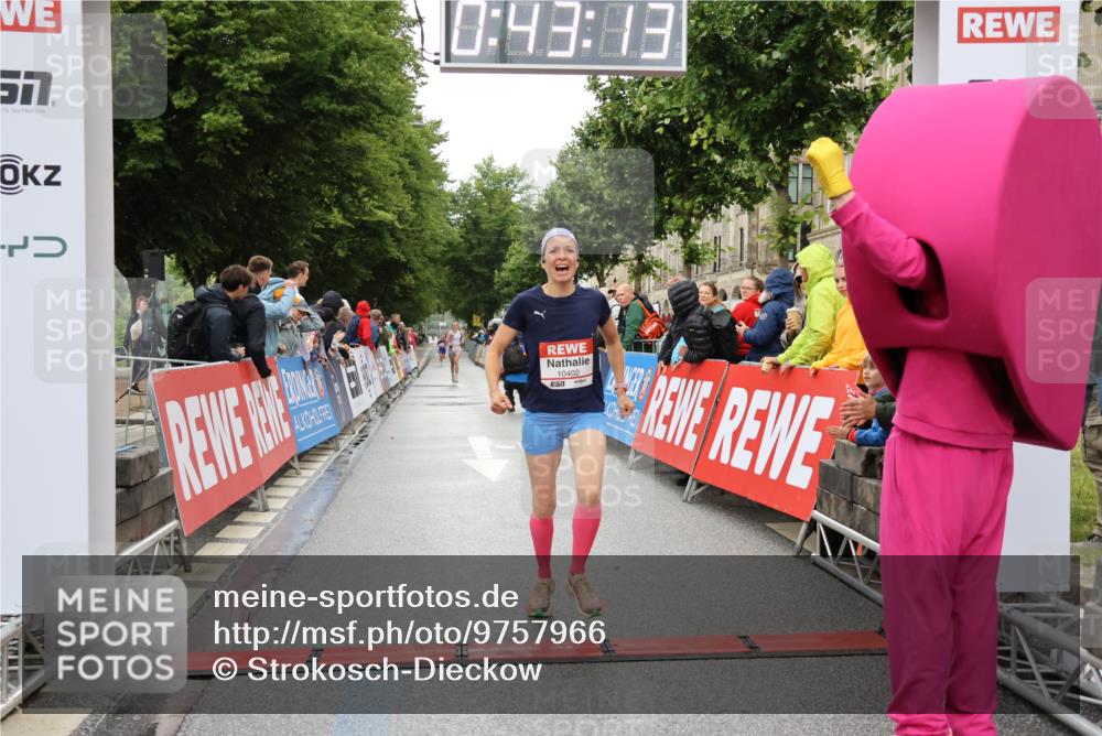 14.06.2026 - REWE Women's Run Strokosch-Dieckow http://msf.ph/oto/9757966 14.06.2026 09:43:36 Ziel 10402 meine-sportfotos.de