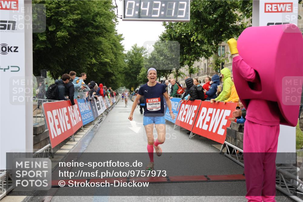 14.06.2026 - REWE Women's Run Strokosch-Dieckow http://msf.ph/oto/9757973 14.06.2026 09:43:36 Ziel 10402 meine-sportfotos.de
