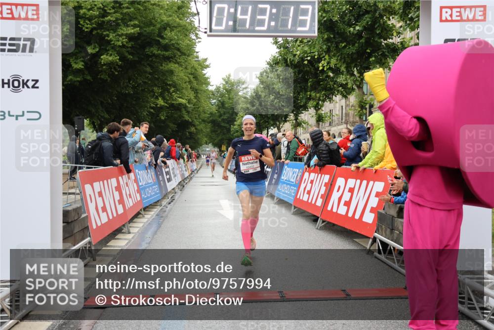 14.06.2026 - REWE Women's Run Strokosch-Dieckow http://msf.ph/oto/9757994 14.06.2026 09:43:36 Ziel 10402 meine-sportfotos.de