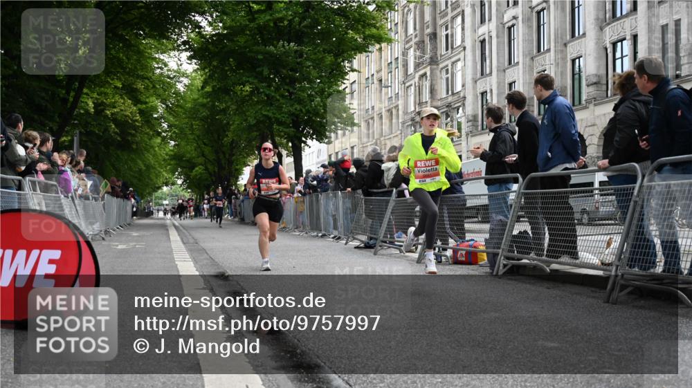 14.06.2026 - REWE Women's Run J. Mangold http://msf.ph/oto/9757997 14.06.2026 10:57:54 Ziel 5113, 5505, 5604, 5661, 5686 meine-sportfotos.de