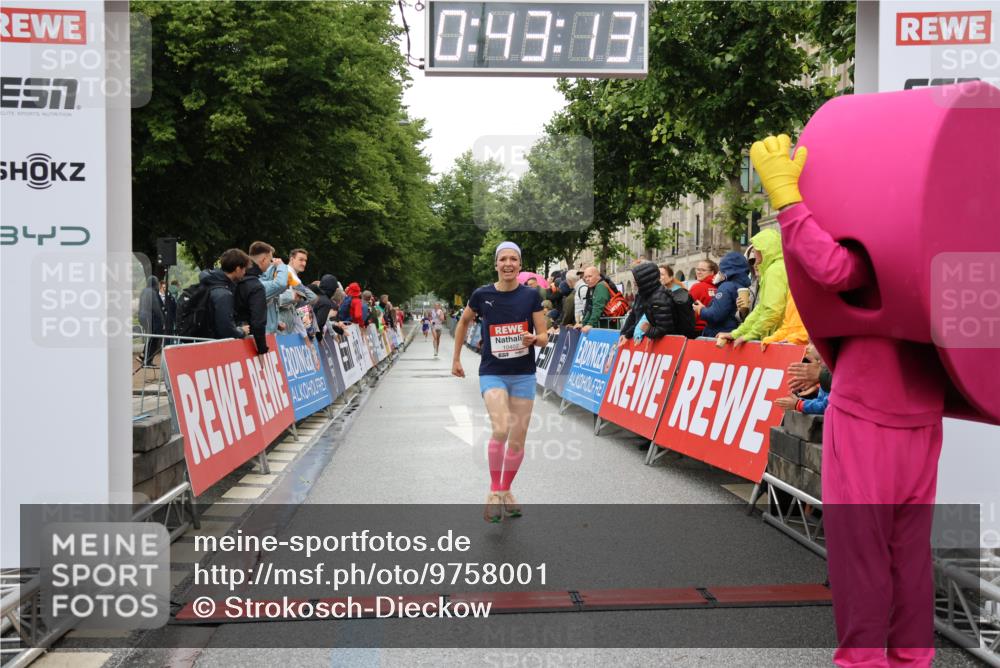 14.06.2026 - REWE Women's Run Strokosch-Dieckow http://msf.ph/oto/9758001 14.06.2026 09:43:36 Ziel 10402 meine-sportfotos.de