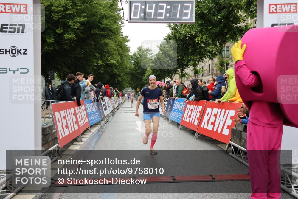 14.06.2026 - REWE Women's Run Strokosch-Dieckow http://msf.ph/oto/9758010 14.06.2026 09:43:35 Ziel 10402, 11126 meine-sportfotos.de