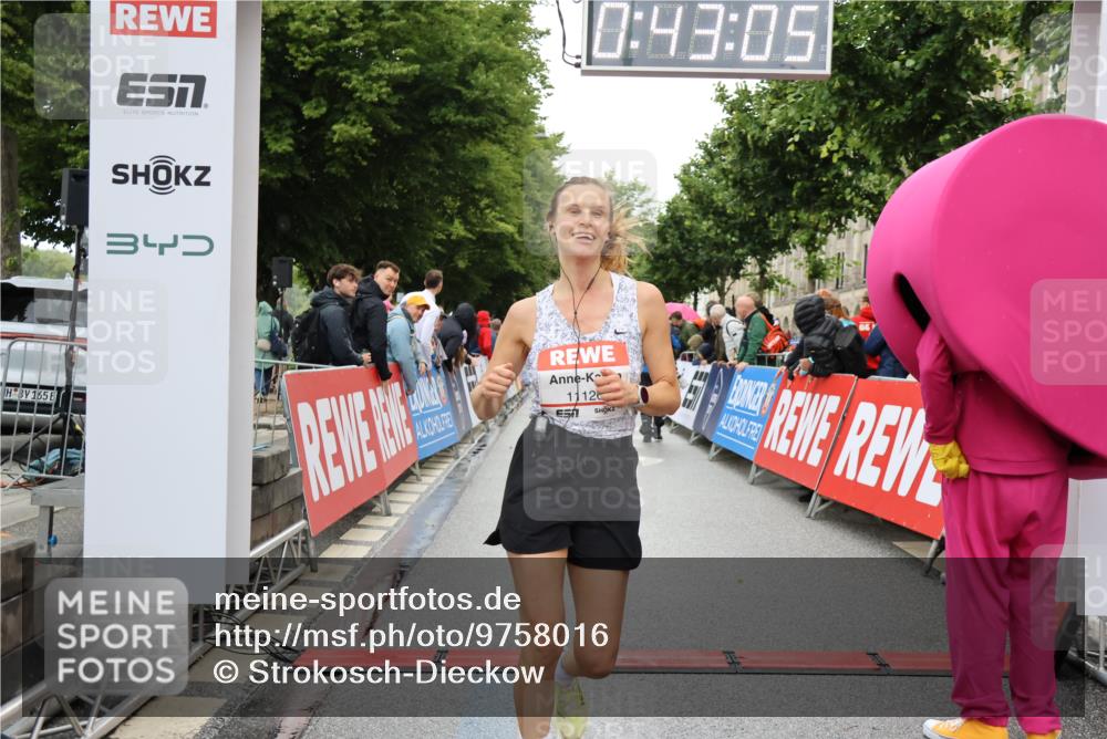 14.06.2026 - REWE Women's Run Strokosch-Dieckow http://msf.ph/oto/9758016 14.06.2026 09:43:28 Ziel 11126 meine-sportfotos.de