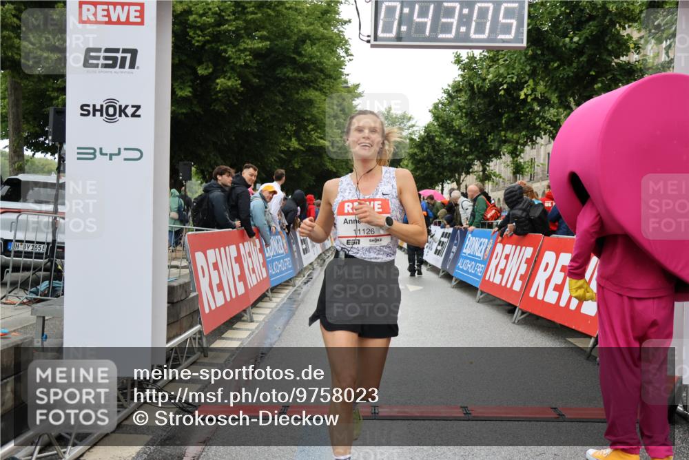 14.06.2026 - REWE Women's Run Strokosch-Dieckow http://msf.ph/oto/9758023 14.06.2026 09:43:28 Ziel 11126 meine-sportfotos.de