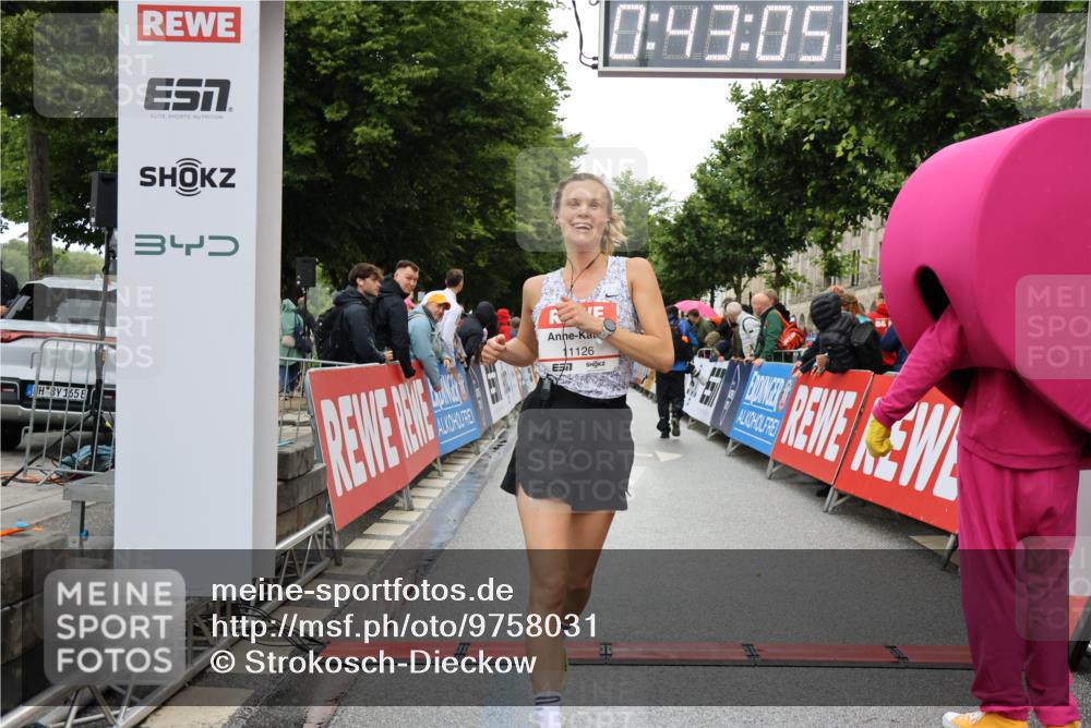 14.06.2026 - REWE Women's Run Strokosch-Dieckow http://msf.ph/oto/9758031 14.06.2026 09:43:28 Ziel 11126 meine-sportfotos.de