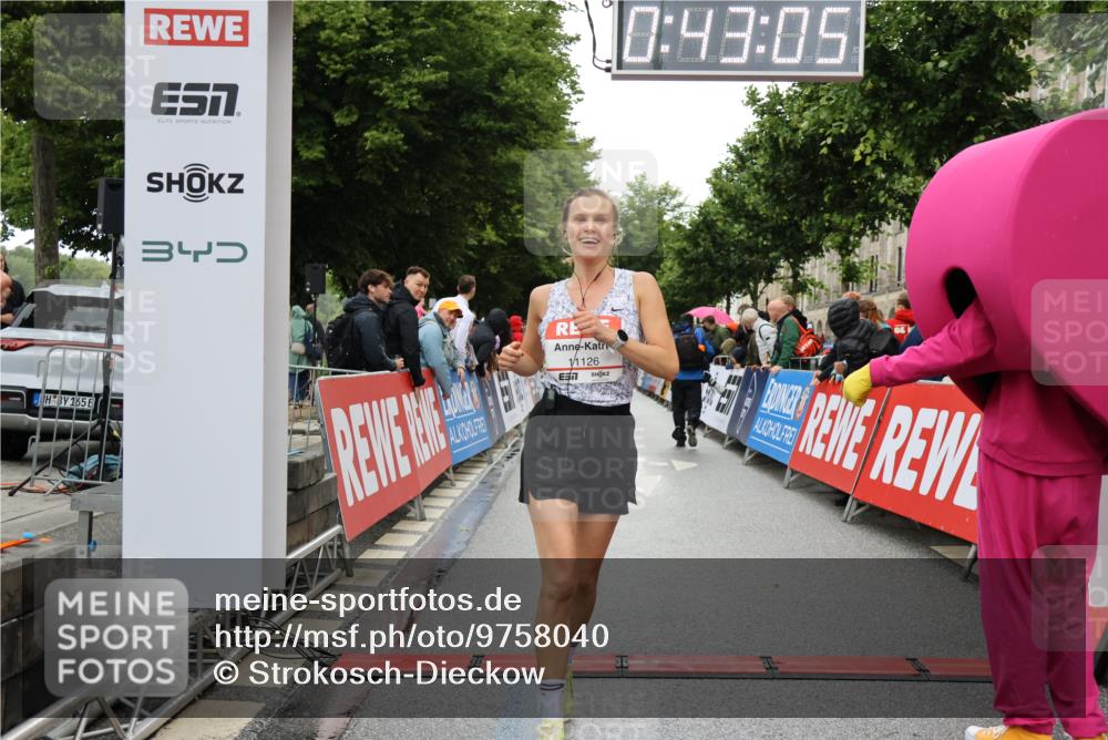14.06.2026 - REWE Women's Run Strokosch-Dieckow http://msf.ph/oto/9758040 14.06.2026 09:43:27 Ziel 11126 meine-sportfotos.de