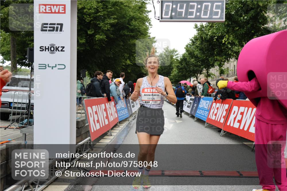 14.06.2026 - REWE Women's Run Strokosch-Dieckow http://msf.ph/oto/9758048 14.06.2026 09:43:27 Ziel 11126 meine-sportfotos.de